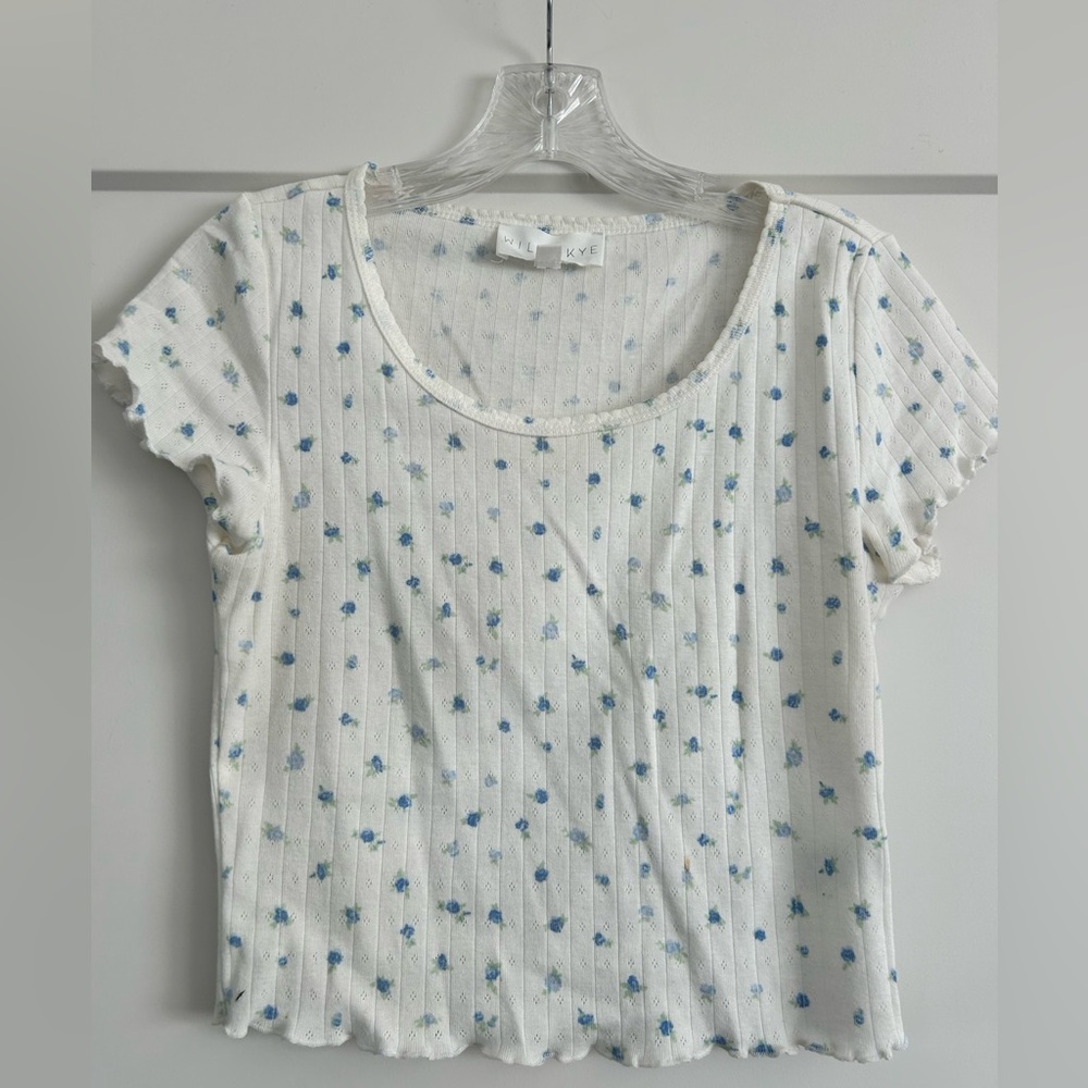 Floral baby tee in size medium- perfect condition
